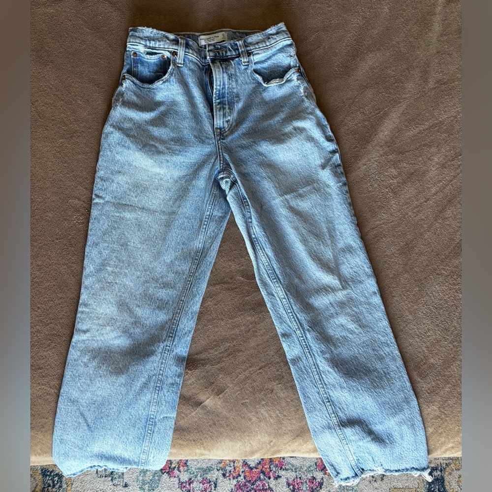 Abercrombie and Fitch| 90s Straight Ultra High Rise| size 4 short